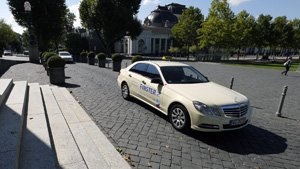 Mercedes Benz als Taxi vor dem Kurhaus.